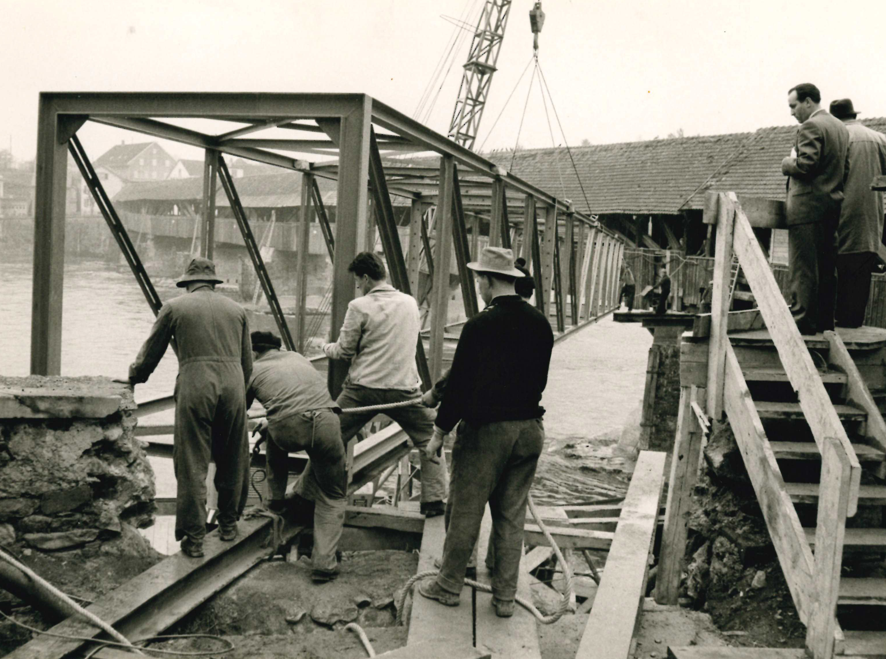  Brückenarbeiten an der Holzbrücke 